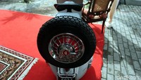 Vespa antik itu masih lengkap dengan ban serep yang berada di belakang kursi penumpang.