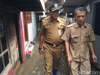 Kadis Sumber Daya Air (SDA) DKI Jakarta Teguh Hendrawan meninjau langsung lokasi tanggul bocor di Jalan Luar Batang RT 03 RW 03, Penjaringan, Jakarta Utara, Selasa (7/11/2017)