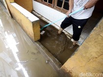 Video: Warga Mulai Bersihkan Sisa Lumpur Banjir Kebon Pala Jaktim