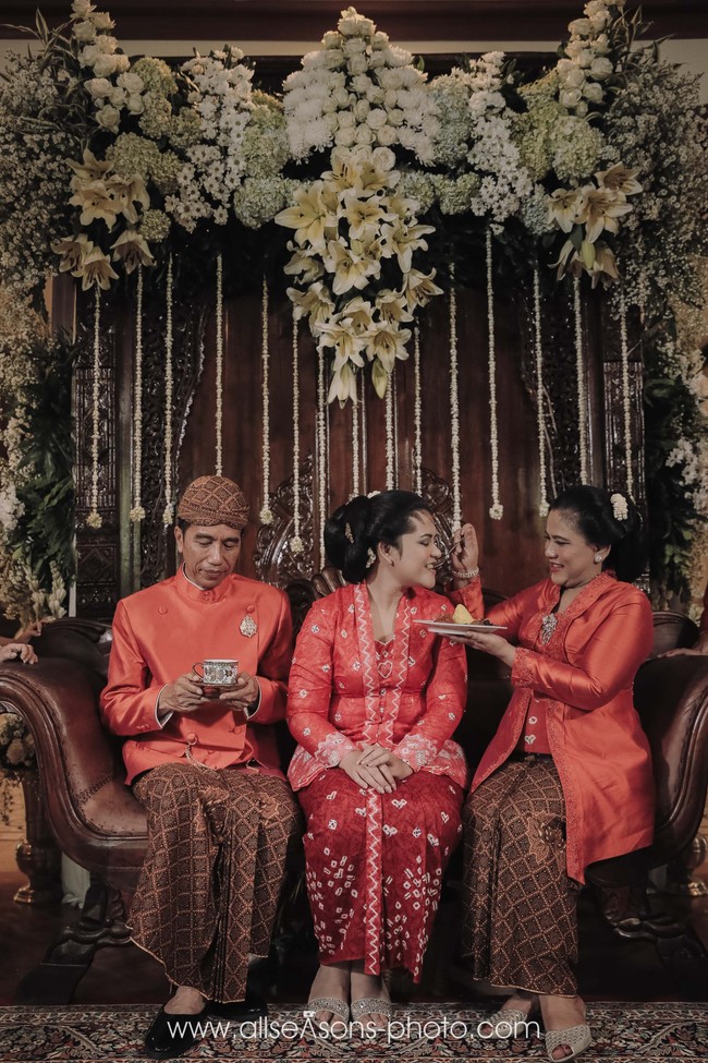 Saya buat sendiri (kebaya jumputan Kahiyang), dengan peletakan motif tidak biasanya. Saya pola dulu, baru letakkan pola, biasanya kan kain dulu baru dipotong. Perlu cukup waktu, karena saya harus menyampaikan pada perajin. Motif cenil, motif bulat-bulat, cengkehana, saya padukan dengan motif kekinian yaitu bentuk jantung hati untuk melambangkan cinta, lanjut Tuty lagi. Foto: Dok. allseasons