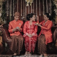 Saya buat sendiri (kebaya jumputan Kahiyang), dengan peletakan motif tidak biasanya. Saya pola dulu, baru letakkan pola, biasanya kan kain dulu baru dipotong. Perlu cukup waktu, karena saya harus menyampaikan pada perajin. Motif cenil, motif bulat-bulat, cengkehana, saya padukan dengan motif kekinian yaitu bentuk jantung hati untuk melambangkan cinta, lanjut Tuty lagi. Foto: Dok. allseasons