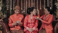 Akhir dari seluruh rangkaian acara adalah dulangan yaitu kedua orangtua memberikan suapan makanan kepada calon mempelai putri. 