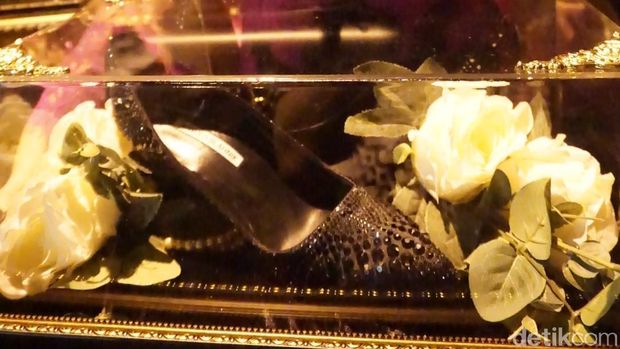 Tas Chanel Sampai Sepatu Valentino, Seserahan Bobby untuk Kahiyang Ayu