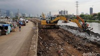 Pengerukan lumpur itu untuk mengantisipasi banjir di kawasan tersebut.