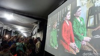 Penampilan Kahiyang itu terlihat dari layar proyektor yang dipasang di teras rumah. Kahiyang sendiri berada di dalam rumah.