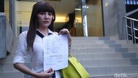 Pedangdut Shinta Bebi juga berang dan bikin laporan. Merasa namanya dicatut katalog, Shinta mengikuti jejak Widuri Agesty. Foto: Pedangdut Shinta Bebi / Hanif Hawari