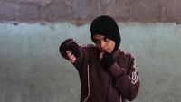 Sejumlah anak perempuan sangat antusias dalam pelatihan. Tekanan sosial dari berbagai tak mereka pedulikan (Akhtar Soomro/Reuters)