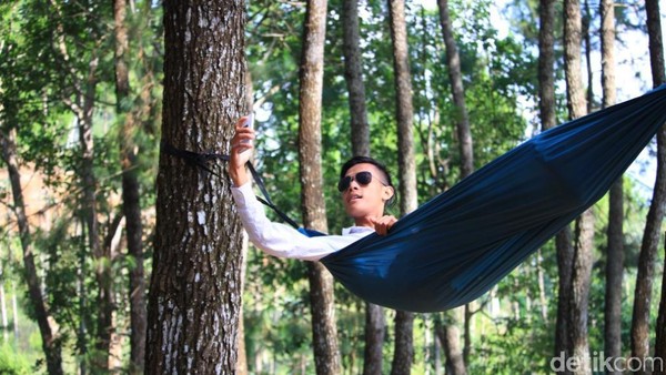 Untuk sampai ke obyek wisata ini traveler harus menempuh tiga jam perjalanan dari Kota Bandung. Salah satu fasilitas yang bisa dinikmati traveler adalah hammock (Wisma Putra/detikTravel)
