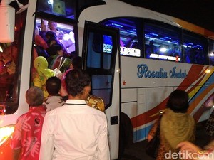Relawan Rela Berjubel Naik Bus ke Midodareni Kahiyang