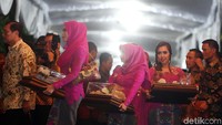 Meski tak boleh diintip Bobby, Kahiyang tetap tampil cantik di malam midodareni. Dia mengenakan kebaya oranye didampingi Ibu Negara Iriana yang mengenakan kebaya hijau.