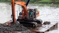 Ekskavator terus bekerja mengeruk lumpur yang mengendap di KBB.