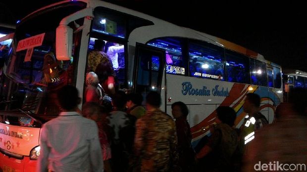 Para relawan masih mengantre untuk masuk ke dalam bus
