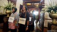 Tamu-tamu yang diundang juga diperagakan oleh peran pengganti.