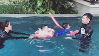 Sedangkan mantu mantan presiden RI Susilo Bambang Yudhoyono yang mana merupakan istri dari Ibas, Aliya Rajasa, sering menunjukan foto sedang menemani anak-anaknya berenang. (Foto: Instagram @ruby_26)