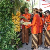 Bagi kamu yang sedang mempersiapkan pernikahan adat Jawa, gaya keluarga Jokowi ini bisa menjadi inspirasi. Sang presiden dan keluarga menerapkan busana adat Jawa from head to toe. Mulai dari blangkon hingga selop. (Foto: Ray Jordan/detikcom)
