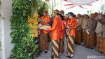 Gemasnya Cucu Jokowi Pakai Beskap Oranye Jelang Pernikahan Kahiyang