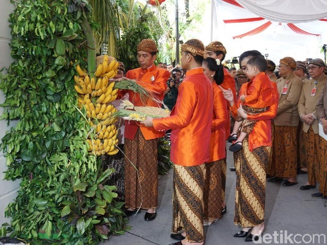 Bagi kamu yang sedang mempersiapkan pernikahan adat Jawa, gaya keluarga Jokowi ini bisa menjadi inspirasi. Sang presiden dan keluarga menerapkan busana adat Jawa from head to toe. Mulai dari blangkon hingga selop. (Foto: Ray Jordan/detikcom)