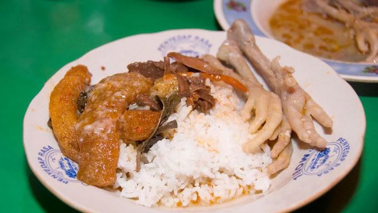 Menyantap (Sejarah) Gudeg Menyantap (Sejarah) Gudeg