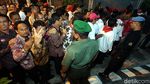 Relawan Berjejalan Saat Masuk ke Rumah Jokowi