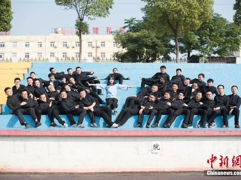 Viral Foto Kelulusan Kampus yang Hanya Memiliki Satu Mahasiswa Wanita