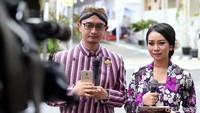 Jurnalis perempuan tampil cantik dengan kebaya. Sementara jurnalis pria tampil gagah menggunakan beskap lengkap dengan kain batik dan blangkon.