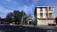 Polisi militer berjaga di depan kediaman Jokowi.