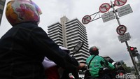 Rambu larangan melintas bagi kendaraan roda dua terpampang di perempatan Jalan MH Thamrin.