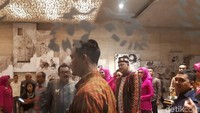 Bobby mengenakan atasan berbahan kain Mandailing dengan celana hitam yang dililit kain yang sama. Bobby juga memakai tutup kepala.. Foto: Sukma/detikcom