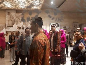 Berkain Mandailing, Bobby Nasution dan Keluarga Menuju Rumah Jokowi