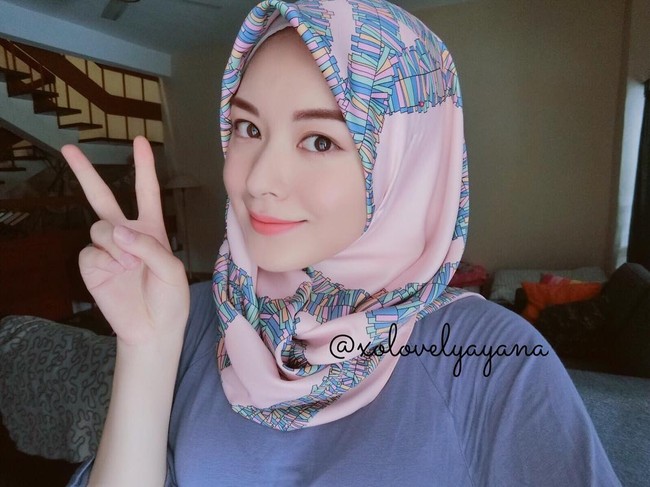 Sebelum berhijab, Ayana Jihye Moon merupakan salah satu personel girlband F-VE DOlls atau 5Dolls. Wanita 21 tahun memutuskan mualaf saat masih SMA. Ia mengaku sejak masih kecil memang sudah tertarik dengan agama Islam. Foto: Dok. Instagram @xolovelyayana