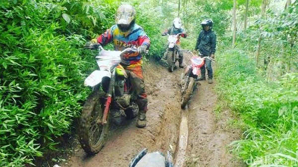 Coba kunjungilah obyek wisata Hutan Pinus Cijapati, Kecamatan Cikancung, Kabupaten Bandung. Hutan wisata itu tak hanya ramai dikunjungi wisatawan, ada pula para crosser yang menjajal adrenalinnya di kawasan ini (Wisma Putra/detikTravel) Coba kunjungilah obyek wisata Hutan Pinus Cijapati, Kecamatan Cikancung, Kabupaten Bandung. Hutan wisata itu tak hanya ramai dikunjungi wisatawan, ada pula para crosser yang menjajal adrenalinnya di kawasan ini (Wisma Putra/detikTravel)