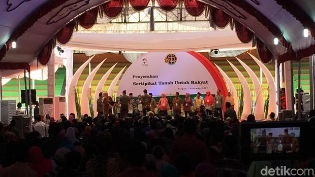 Tiba di Sragen, Jokowi Langsung Bagikan 9 Ribu Sertifikat Tanah
