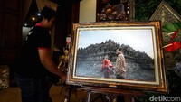 Foto-foto prewedding Kahiyang-Bobby didisplay di Gedung Graha Saba Buana, Solo, Selasa (07/11/2017).