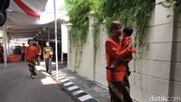 Putra sulung Jokowi, Gibran Rakabuming juga hadir dalam prosesi siraman Kahiyang. Ia menggendong putranya, Jan Ethes. (Foto: Ray Jordan/detikcom)