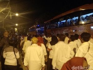 Relawan Berjejalan di Depan Rumah Jokowi, Harus Giliran Masuk