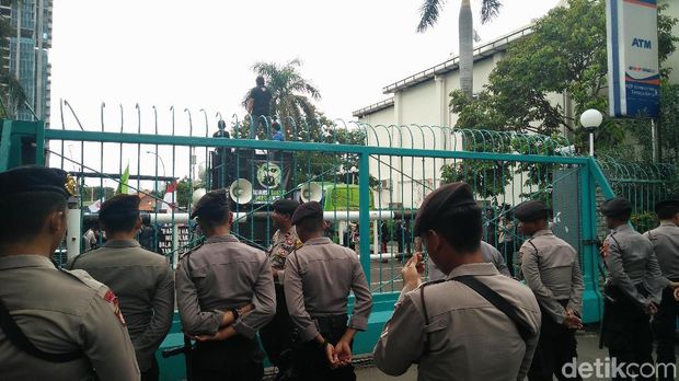 Para polisi siaga di kantor Kemenaker