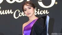 Jessica Iskandar mengenakan gaun ungu beraksen hitam dan putih saat ditemui di kawasan Kuningan, Jakarta Selatan, Selasa (7/11/2017). Foto: Palevi/detikHOT