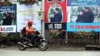Pengendara sepeda motor melintas di depan jajaran karangan bunga ucapan selamat kepada Kahiyang da Bobby.