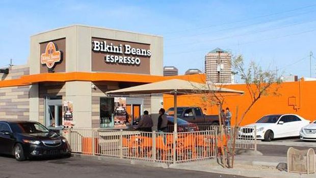 Beda, Barista di Kafe Ini Adalah Gadis Berbikini