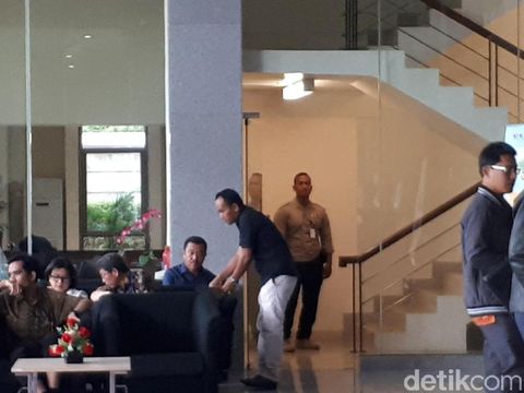Datang Hampir Bersamaan, Agun dan Rudy Alfonso Diperiksa KPK