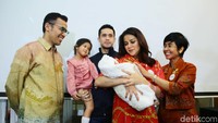 Saat menggelar jumpa wartawan, selain didampingi Aufar sang suami, Olla juga ditemani anak keduanya dan juga dokter yang membantu melahirkan. Foto: Olla Ramlan dan Aufar (Ismail/detikHOT)