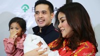 Kebahagiaan Olla Ramlan punya anak lagi. Foto: Olla Ramlan dan Aufar (Ismail/detikHOT)