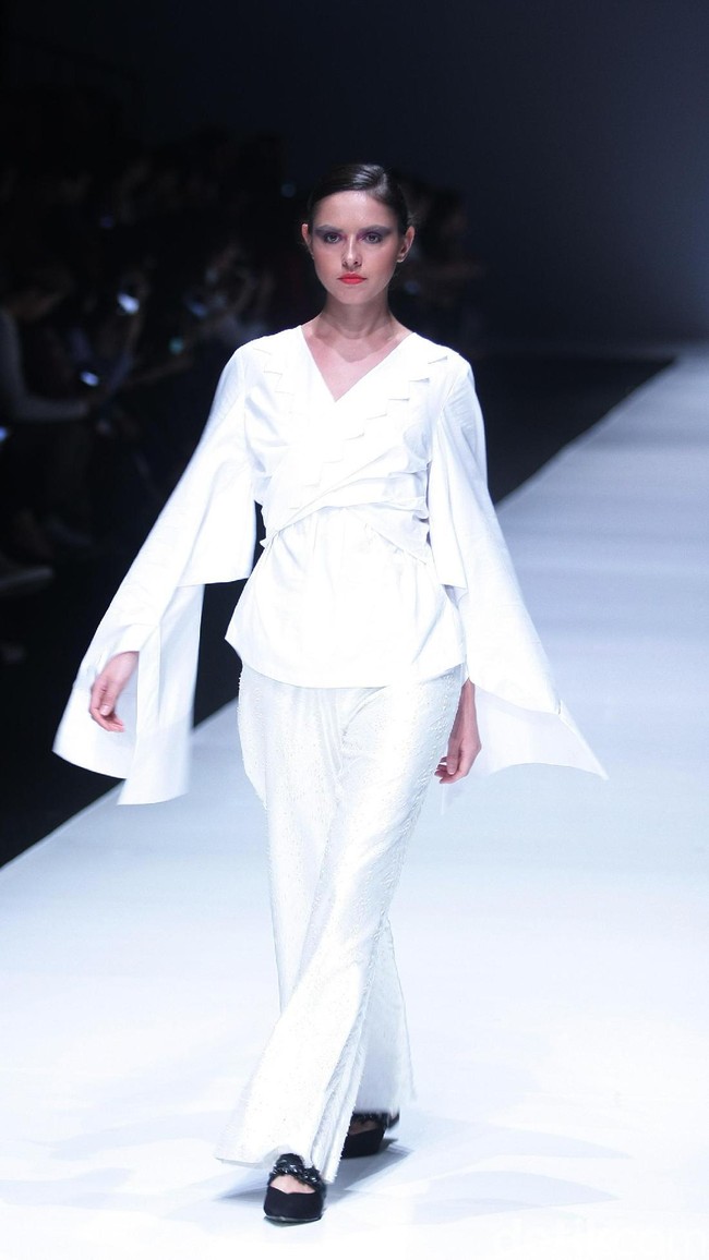 Koleksi terbaru dari Jeffry Tan setelah 8 tahun berkarya di industri fashion, dengan mengangkat tema Prime di Jakarta Fashion Week 2018, Senayan City, Jakarta, Rabu (25/10/2017). Foto: Mohammad Abduh/Wolipop