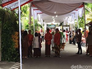 Siraman Kahiyang Selesai, Jokowi Salami Tamu yang Pulang