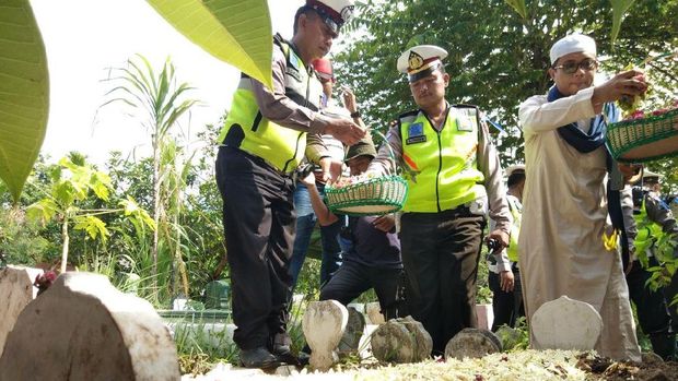 Tabur bunga di makam Dedy