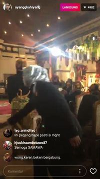 Kahiyang lewat akun Instagram miliknya juga menyiarkan prosesi akad ini secara langsung