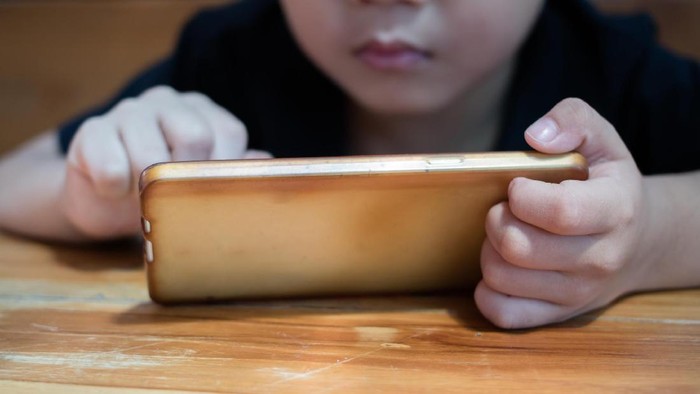 Ilustrasi anak dan gadget Ilustrasi anak dan gadget