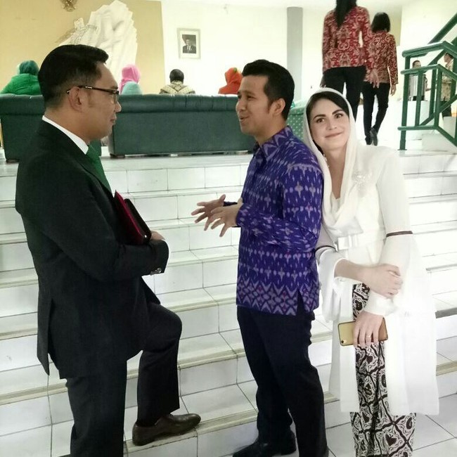 Istri Bupati Trenggalek Emil Dardak, Arumi Bachsin, juga tampil berkerudung ketika menghadiri pernikahan Kahiyang dan Bobby. Arumi Bachsin memilih memakai kebaya putih dengan belt pita mempermanis penampilannya. Setelah menjadi istri bupati, penampilan aktris cantik ini berubah dengan selalu berkerudung walaupun masih terlihat rambutnya. Foto: Dok. Instagram