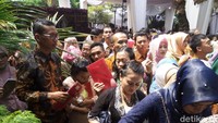 Tamu harus mengantre untuk bisa masuk ke Graha Saba Buana, panas-panasan. Foto: Bayu Ardi Isnanto/detikcom