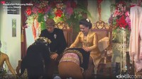 Kahiyang dan Bobby bergantian bersujud di kaki Jokowi dan Iriana. 
